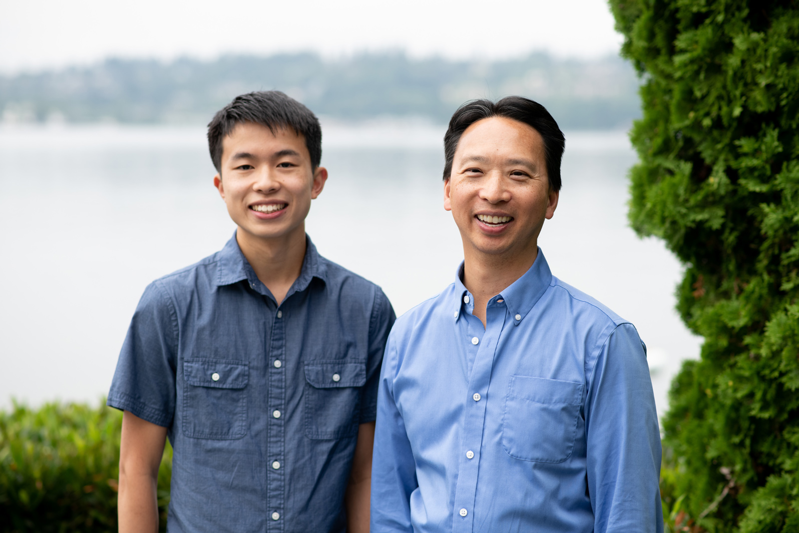 Two MIT alumni standing in front of a lake 